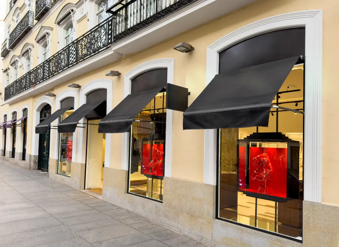 Façade vitrine de magasin en aluminium sur mesure à La Salvetat-Saint-Gilles